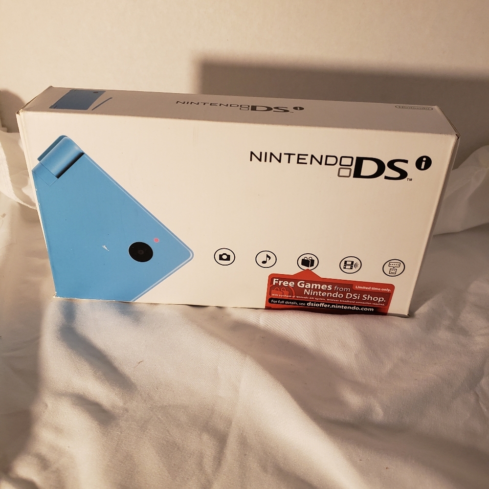 NINTENDO DS WITH BOX AND 2 GAMES!!  GREAT CONDITION